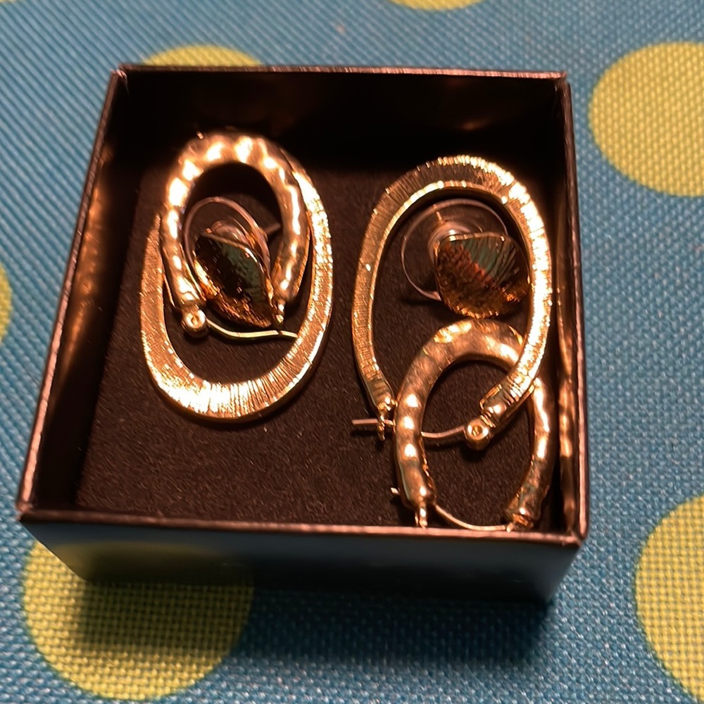 Avon bold metals 3 pair earring set goldtone.